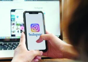 میان آینه و سراب